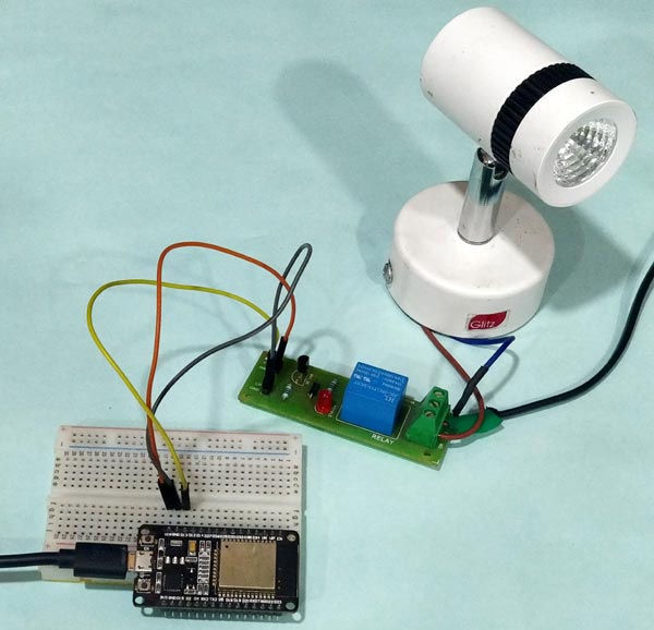 Circuit Hardware for ESP32 BLE Client Connecting to Fitness Band to Trigger Bulb